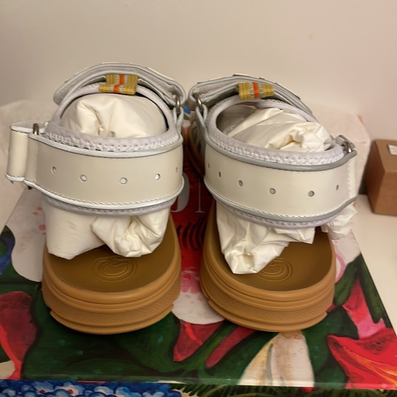 NIB Gucci sandals size 8. - Picture 5 of 11